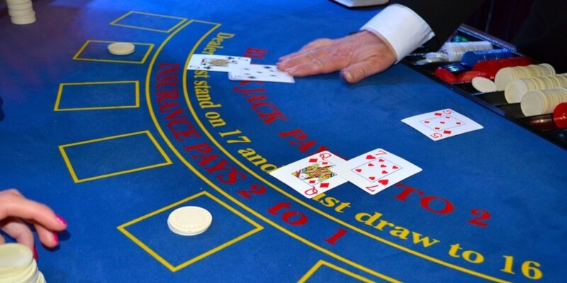 cartas na mesa de blackjack